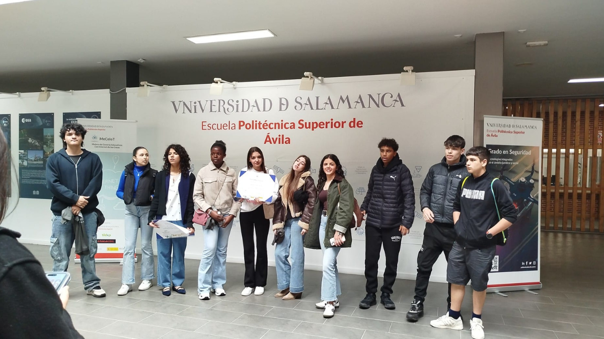 Estudiantes de los centros participantes posan con sus diplomas.