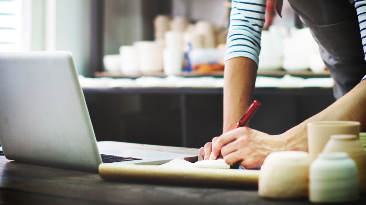 Imagen de archivo de una emprendedora en su actividad.