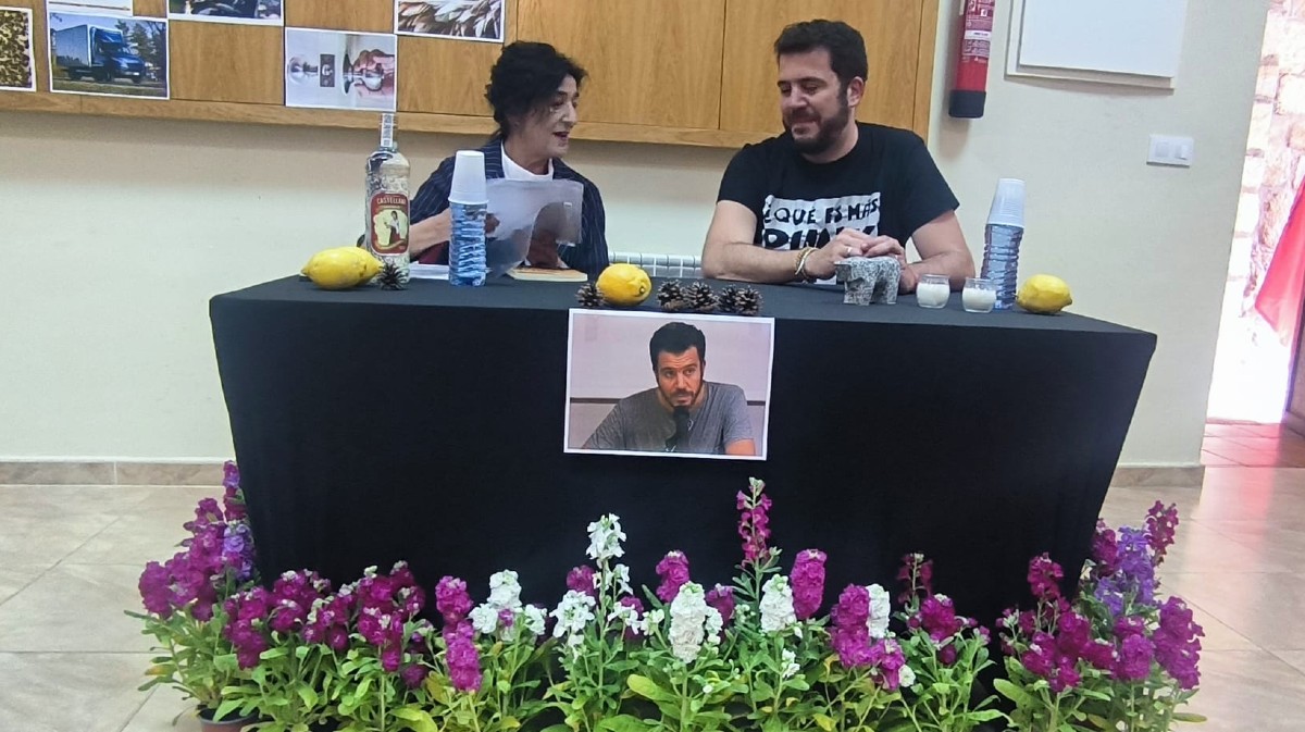 Pilar Gardi&aacute;zabal, responsable del Club de Lectura de Mijares, y Pablo Garcinu&ntilde;o.