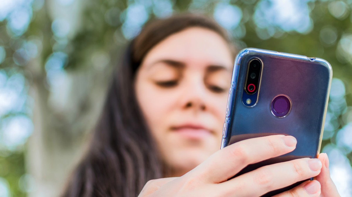 Imagen de archivo de una mujer con un tel&eacute;fono m&oacute;vil.