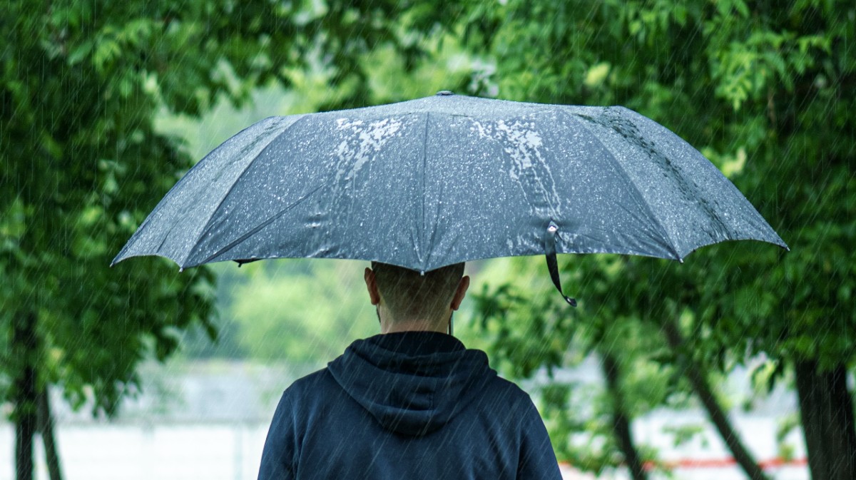 Imagen de archivo de un paraguas bajo la lluvia.