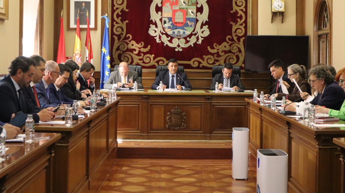 Imagen de archivo de un pleno en la Diputaci&oacute;n.