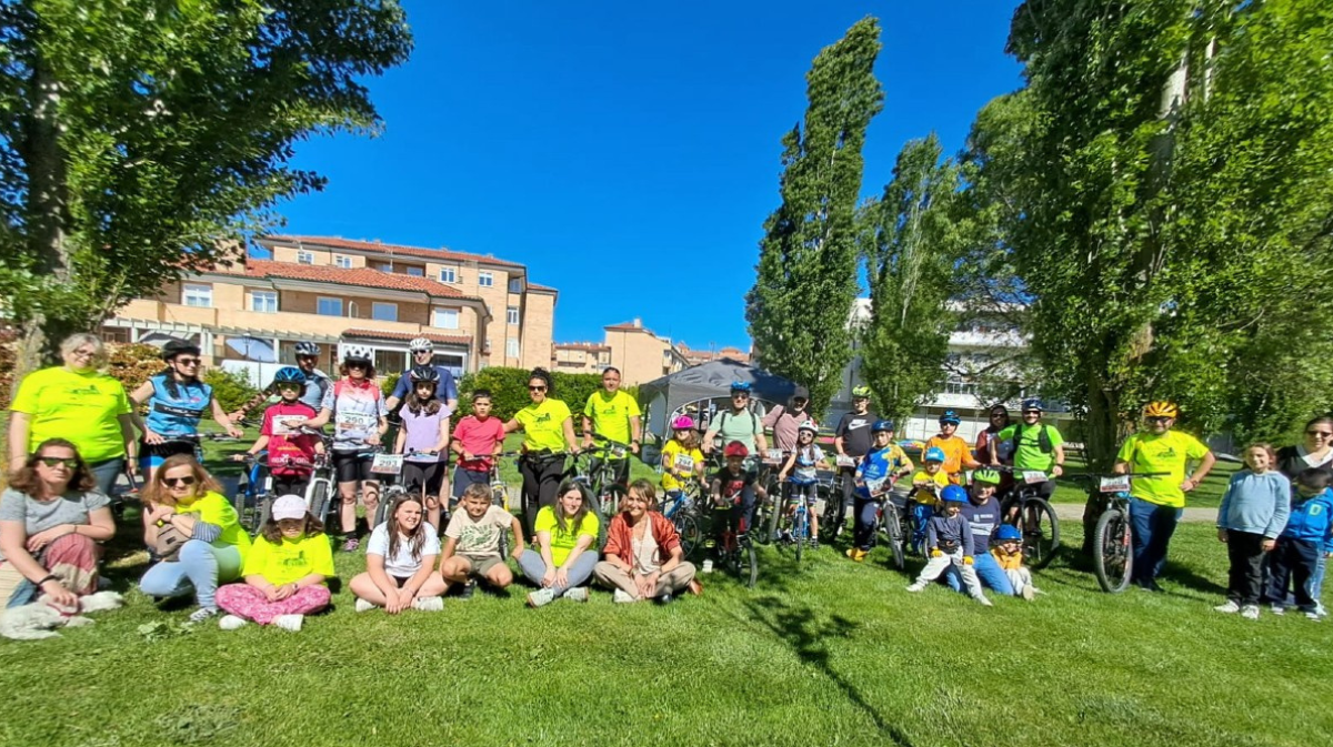 Participantes de la Ciclomarcha Arrabal de San Nicol&aacute;s en 2025.