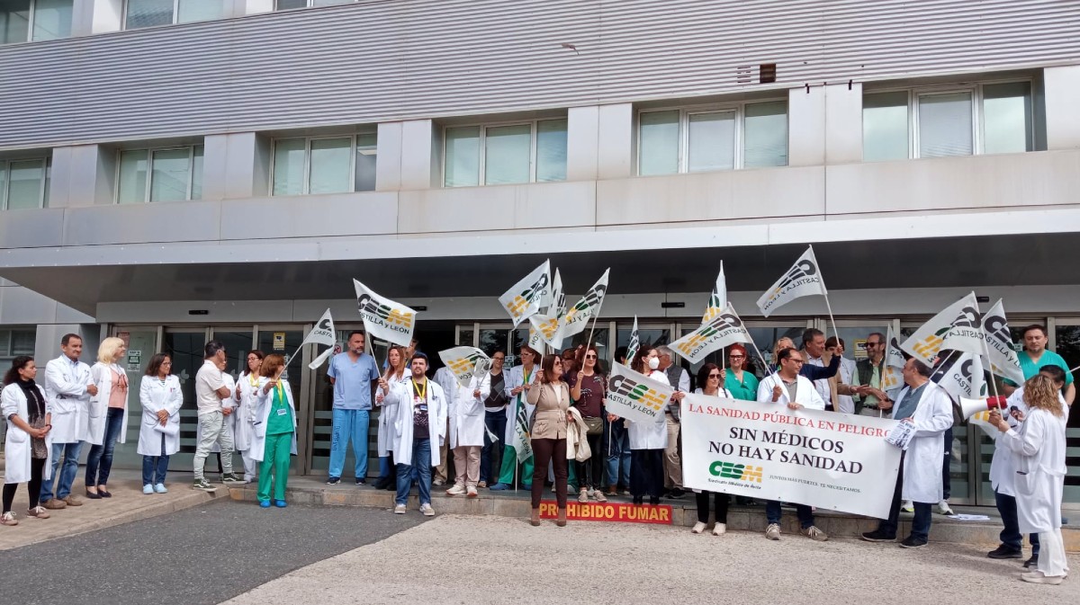 Concentraci&oacute;n de m&eacute;dicos en el Hospital de Sonsoles, este jueves.