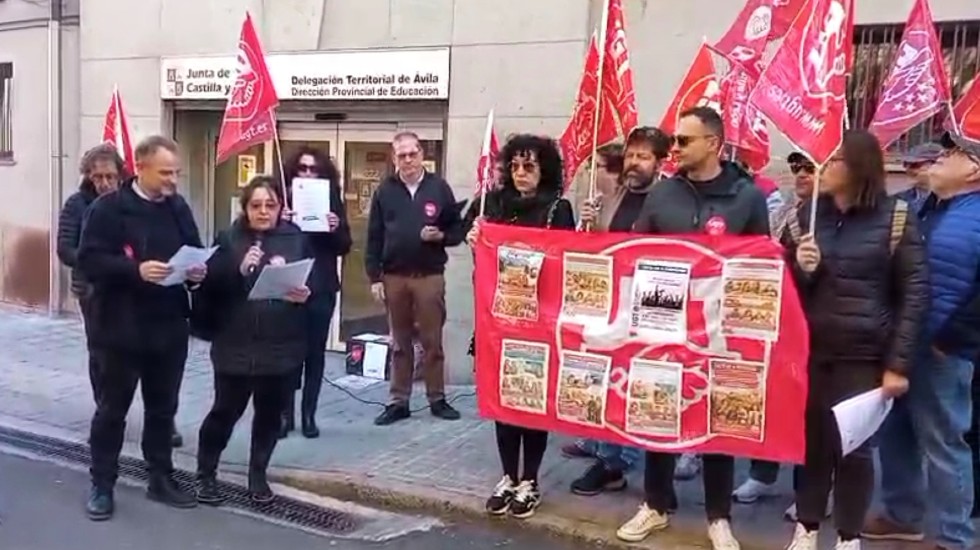 Protesta de delegados de UGT ante la Direcci&oacute;n Provincial de Educaci&oacute;n.