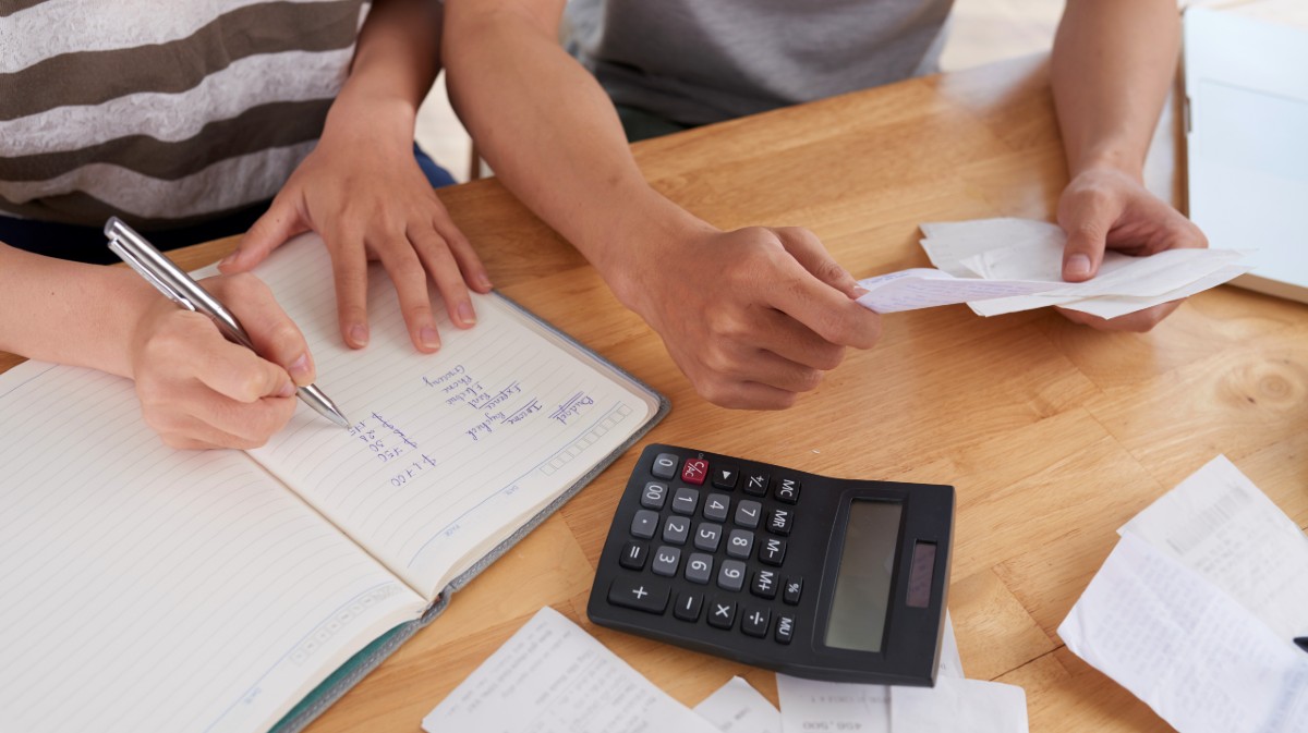 Talleres gratuitos para jóvenes y familias sobre finanzas, creatividad y bienestar emocional