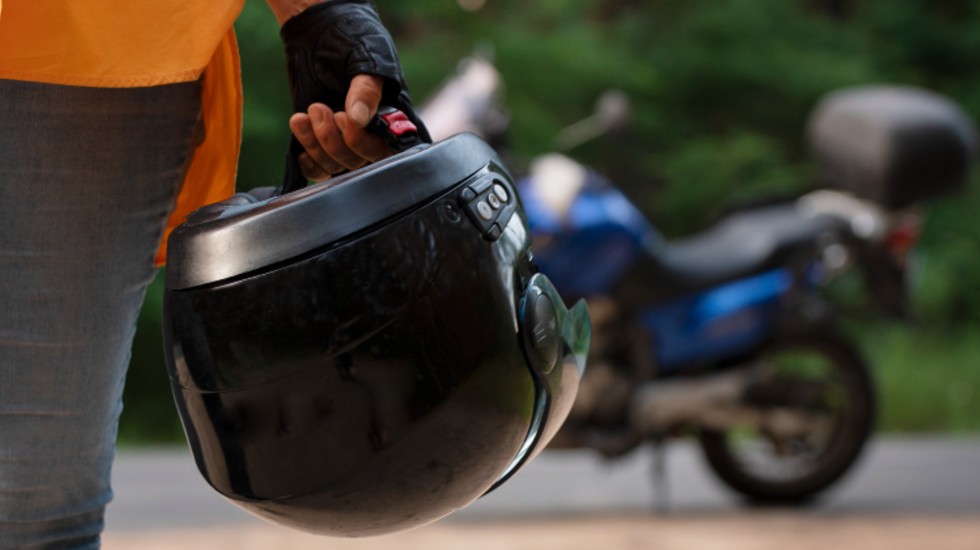 Imagen de archivo de un hombre con un casco de moto.