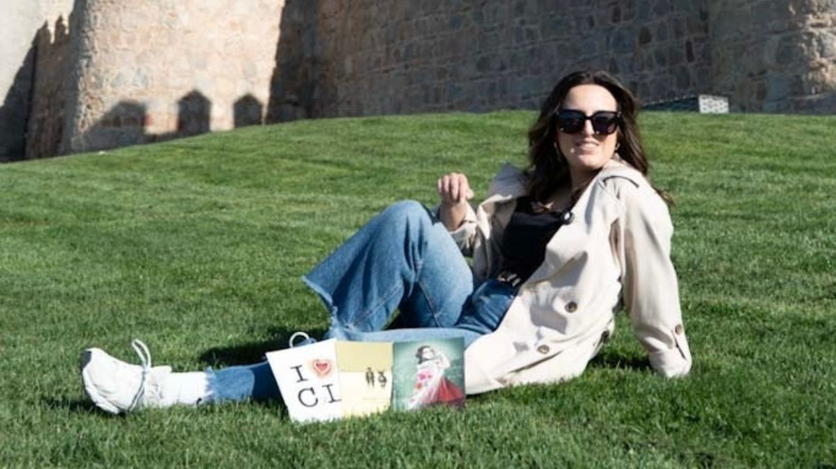 Mercedes Mart&iacute;n junto a las l&aacute;minas