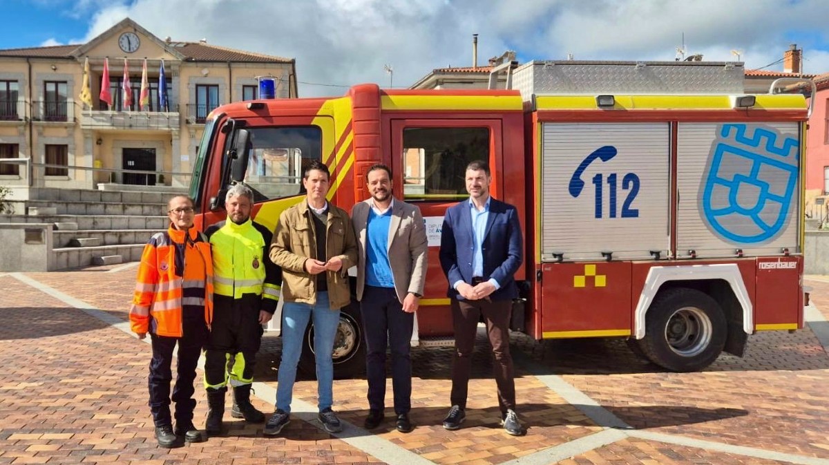 Protecci&oacute;n Civil de Maello recibe una autombomba procedente del Ayuntamiento de Madrid.