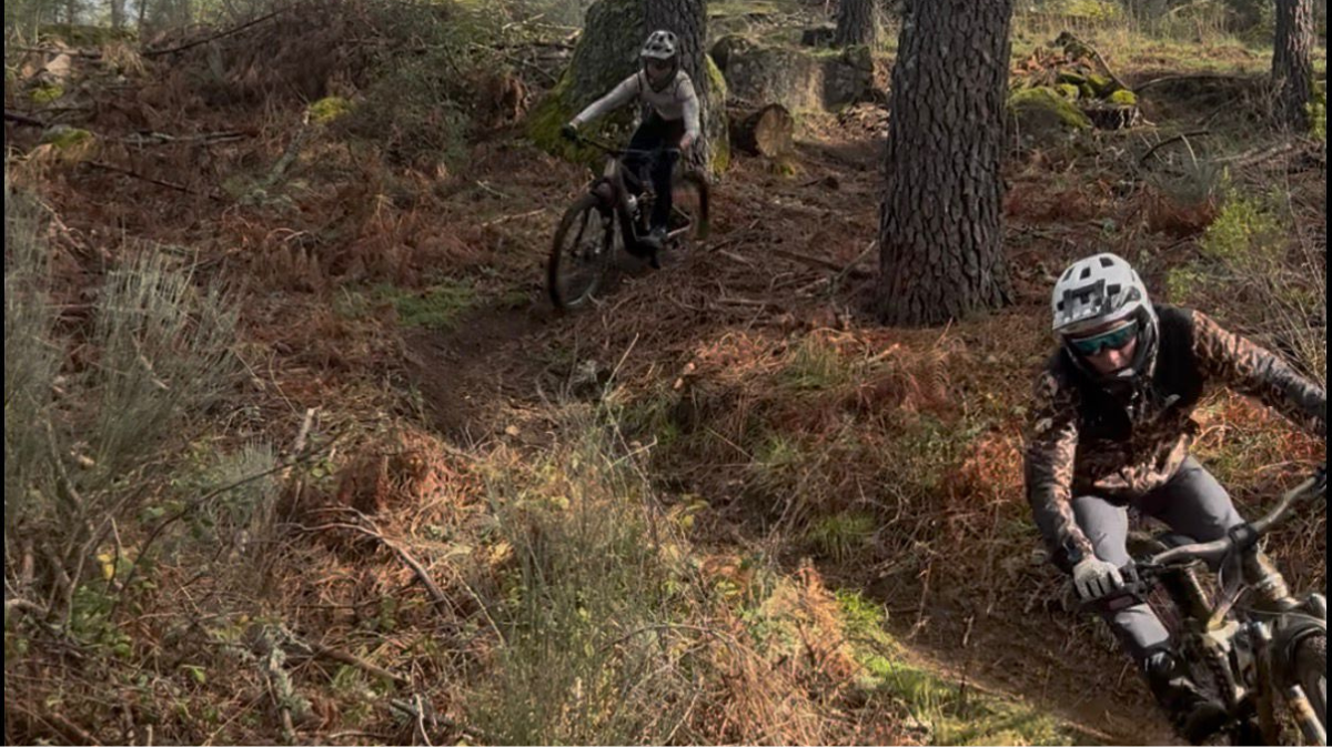 Ciclistas descienden por uno de los nuevos senderos t&eacute;cnicos habilitados en Arenas.