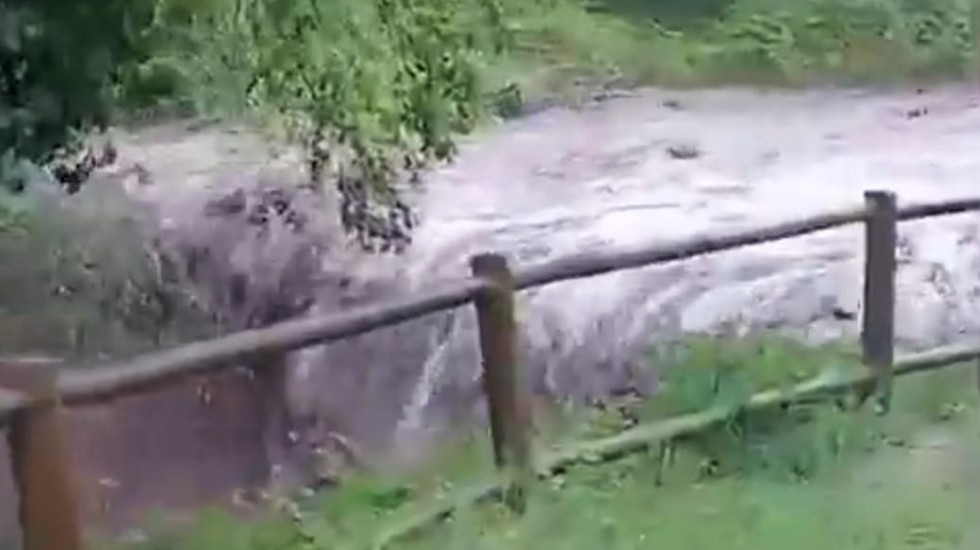 VÍDEO | Las escorrentías con cenizas de la zona del incendio cortan carreteras y caminos en Mombeltrán