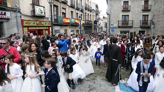 Ni&ntilde;os de primera comuni&oacute;n en una procesi&oacute;n del Corpus.