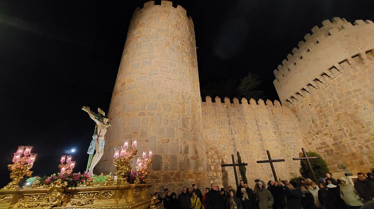 Viacrucis alreededor de la muralla de &Aacute;vila en la marugada del Viernes Santo.