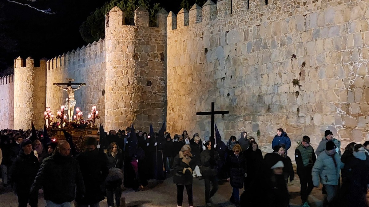 Viacrucis alreededor de la muralla de &Aacute;vila en la marugada del Viernes Santo.