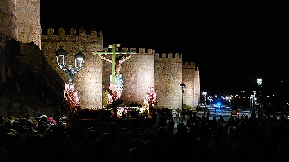 Viacrucis alreededor de la muralla de &Aacute;vila en la marugada del Viernes Santo.