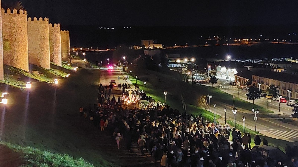 Viacrucis alreededor de la muralla de &Aacute;vila en la marugada del Viernes Santo.