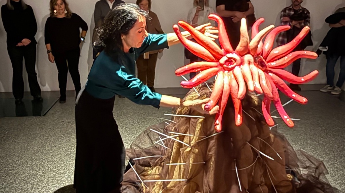 Sonia Cabello con su obra &lsquo;F&aacute;bulas Florales&rsquo;