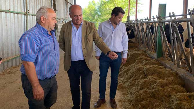 García Nieto en una explotación ganadera en Sotalbo.