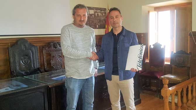 Alcalde en funciones de El Arenal, Guillermo Pulido, y Juan Carlos Rodero, responsable del despliegue de fibra en &Aacute;vila.