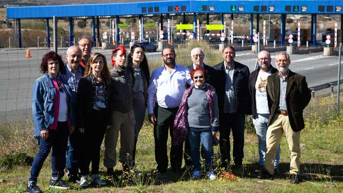 Los candidatos de IU, en el peaje de la AP-51.