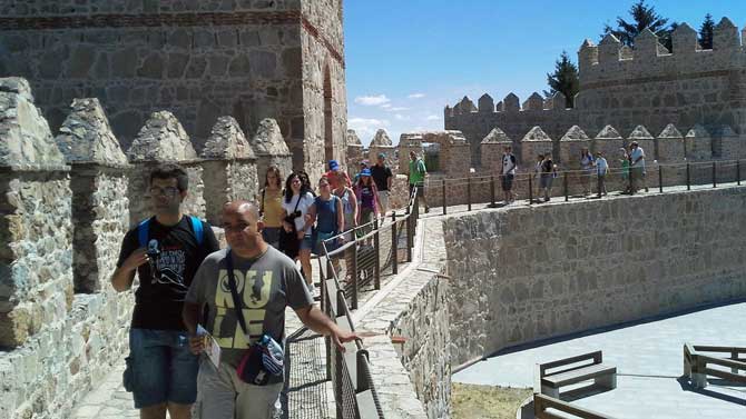 Turistas en la muralla de Ávila.