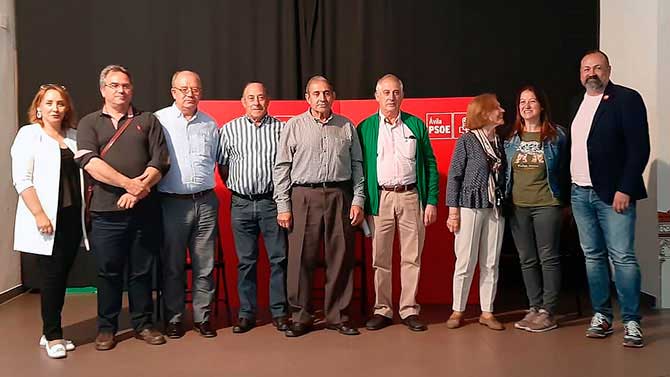 Miguel Hernández (derecha) con los candidatos del PSOE en Navalacruz.