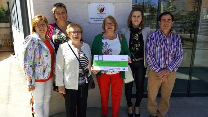 Donación de las Amas de Casa de Navalmoral de la Sierra a Afávila.