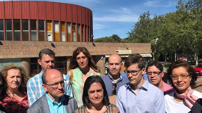 Los candidatos del PP ante la vieja estación de autobuses.