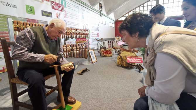 La delegada del Gobierno en la Feria Agroganadera de Candeleda.