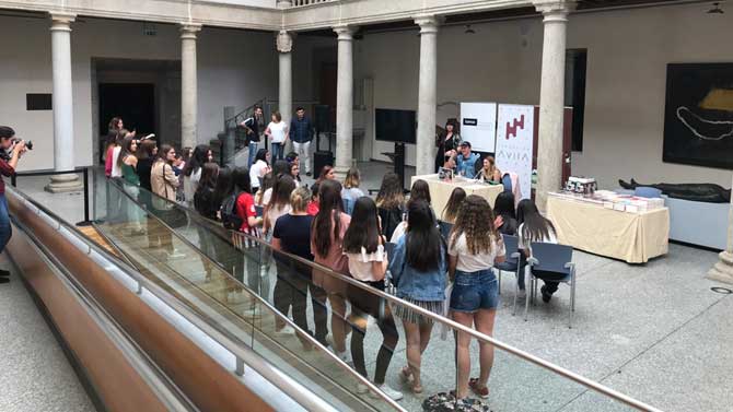 Bluen Jeans firma libros en el Palacio de los Serrano.