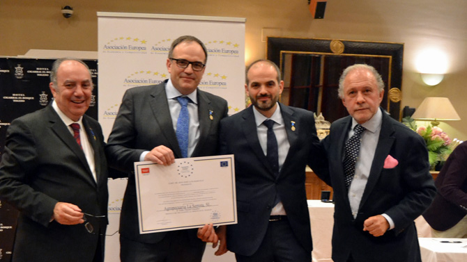 Entrega de la medalla de la Asociación Europea de Economía para Agropecuaria La Serrota.
