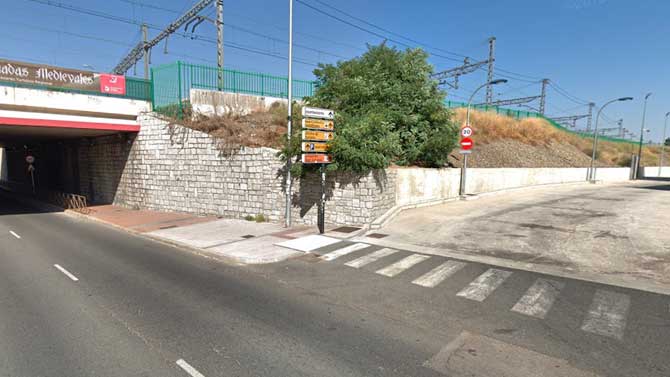 Puente de la estaci&oacute;n junto a la estaci&oacute;n de autobuses.