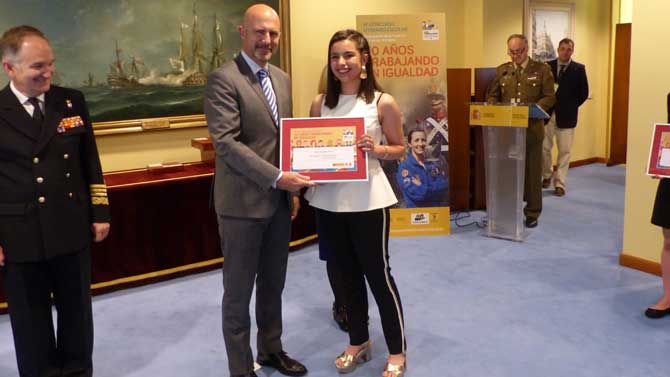 Entrega del premio ‘Carta a un militar español’ a una alumna abulense.
