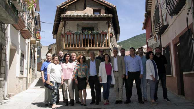 Adolfo Suárez Illana con los candidatos de La Adrada.