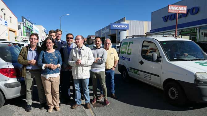 Sánchez-Reyes con miembros de su lista en el Polígono de Las Hervencias.