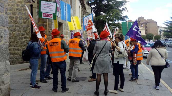 Concentración ante la Delegación Territorial de la Junta.