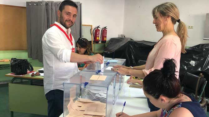El alcalde de La Adrada, Roberto Aparicio, votando el domingo.