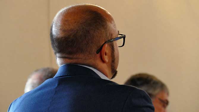 El condenado a 26 años por el asesinato de su esposa, durante el juicio.