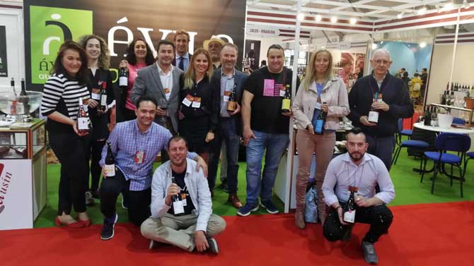 El diputado provincial Jesús Martím con las bodegas de Ávila en Fenavin.