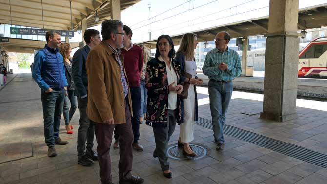 La candidata del PP y miembros de su lista en la estación de tren.
