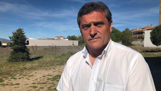 Pedro Pascual en la zona de Las Hervencias donde se iba a levantar el centro de salud.