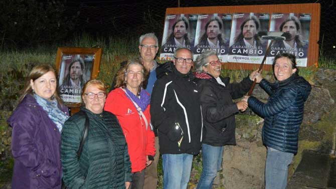 Miriam Martín (derecha) en la pegada en Umbrías.