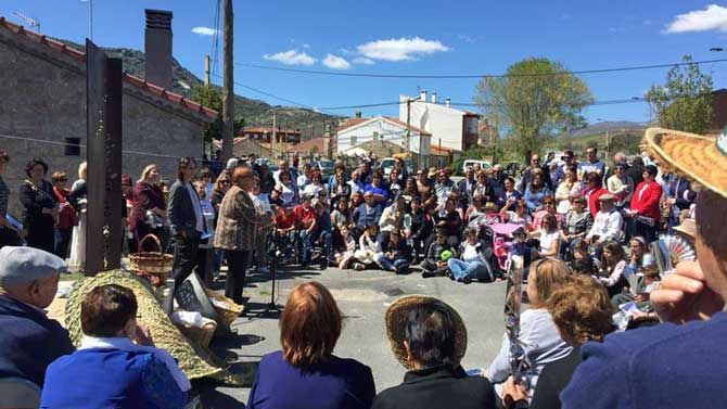 Inauguración del monumento a la mujer rural en Robledillo.