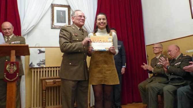 Alumna ganadora del concurso nacional &lsquo;Carta a un militar espa&ntilde;ol&rsquo; al recibir el premio provincial.