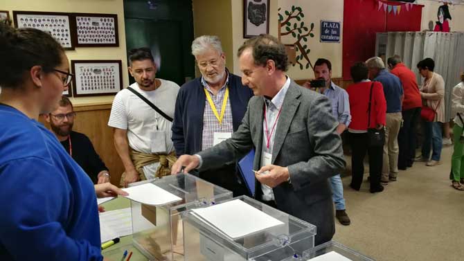 Julio López y Francisco León a hora de votar.