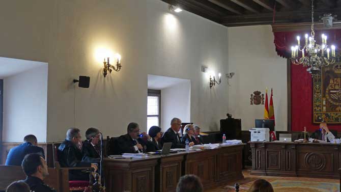 Juicio en la Audiencia de Ávila, con el acusado a la izquierda.