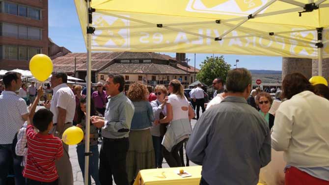 Carpa de Por Ávila en el Mercado Grande el domingo.