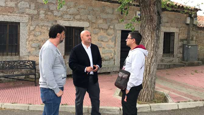 El candidato de Ciudadanos con la Asociación de Vecinos de la Encarnación.