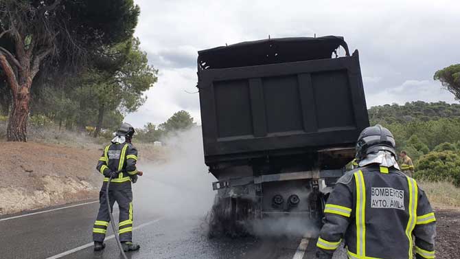 Incendio de un remolque en El Hoyo de Pinares.