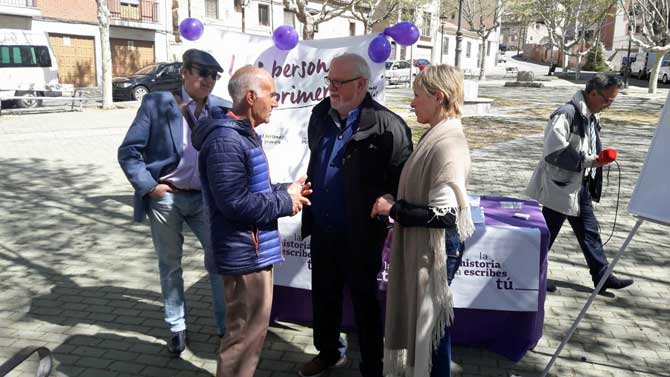 La candidata de Podemos a la alcaldía, Pilar Baeza, en el barrio de San Nicolás.